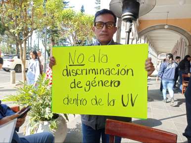 Empleado de Medios Audiovisuales de la UV denuncia discriminación y homofobia de su superior inmediato