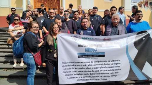 Se manifiestan MVZ en la Plaza Lerdo contra la violencia generada en redes sociales en contra de este sector