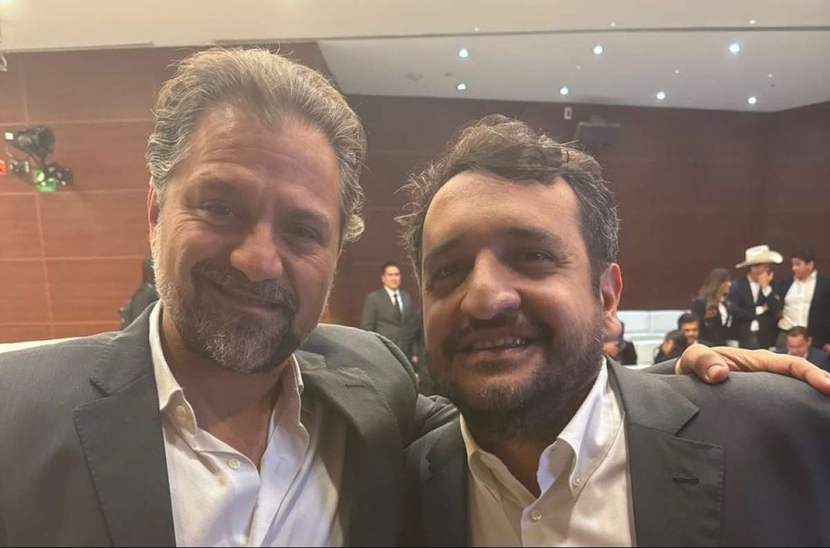 Andrés Manuel López Beltrán abraza a Alejandro Zairick por Orizaba