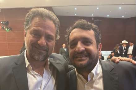 Andrés Manuel López Beltrán abraza a Alejandro Zairick por Orizaba