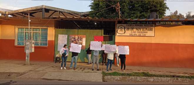 Madres de familia toman Escuela Primaria en Xalapa, denuncian acoso por parte del personal de intendencia