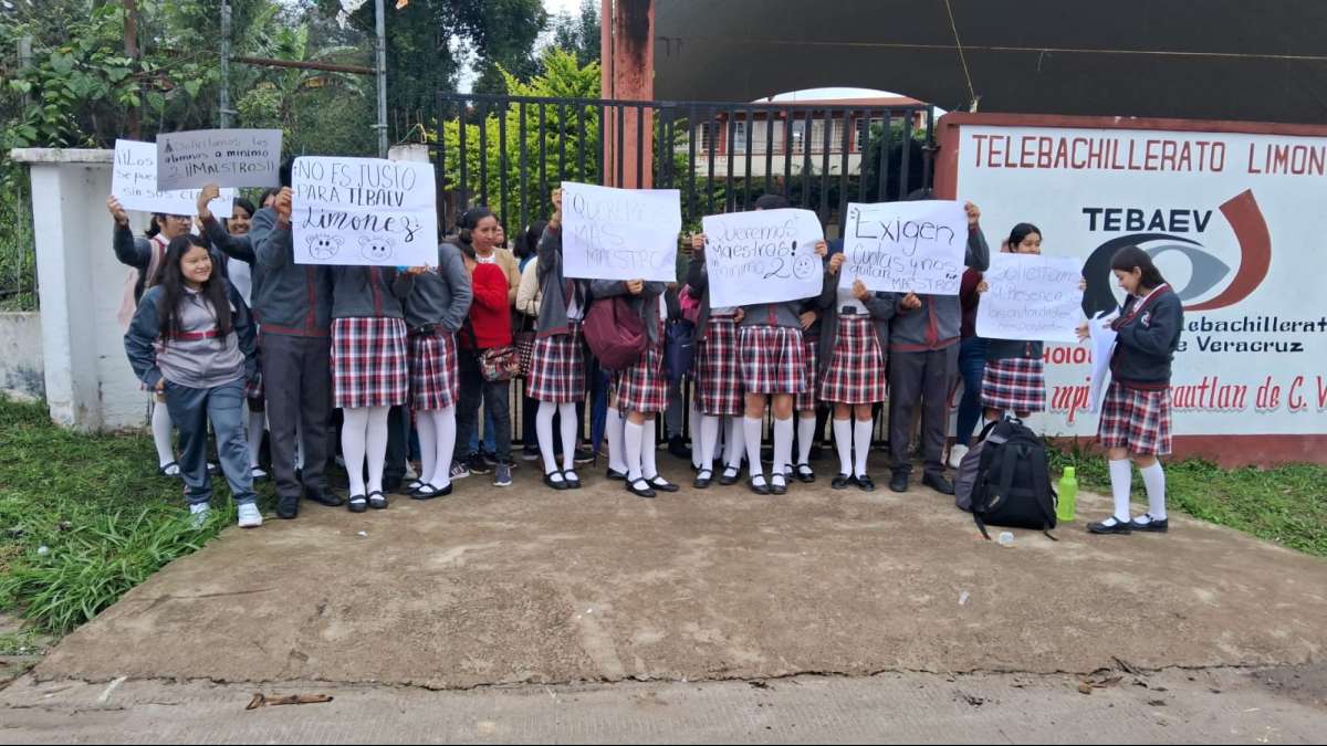 Padres de familia toman Telebachillerato de Cosautlán de Carvajal por la falta de docentes