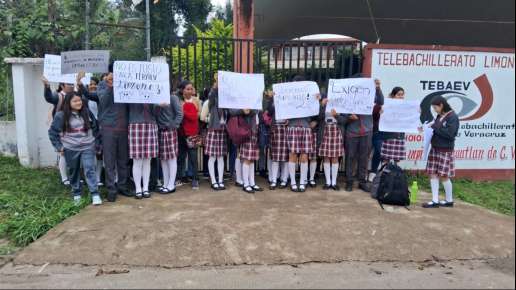 Padres de familia toman Telebachillerato de Cosautlán de Carvajal por la falta de docentes