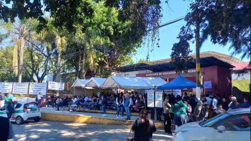 Por segundo día consecutivo mantienen docentes toma de oficinas centrales de la SEV