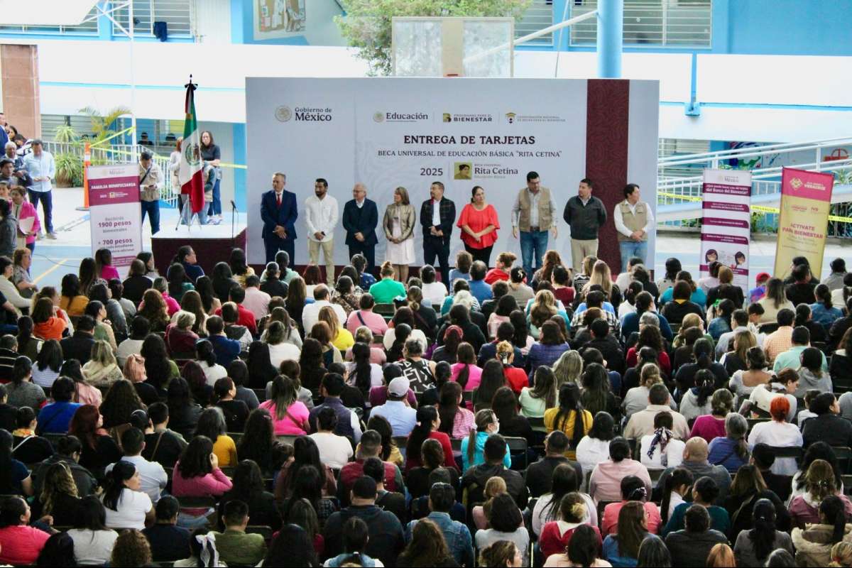 Entregan mil 470 tarjetas de la beca Rita Cetina en Xalapa
