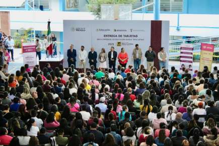 Entregan mil 470 tarjetas de la beca Rita Cetina en Xalapa