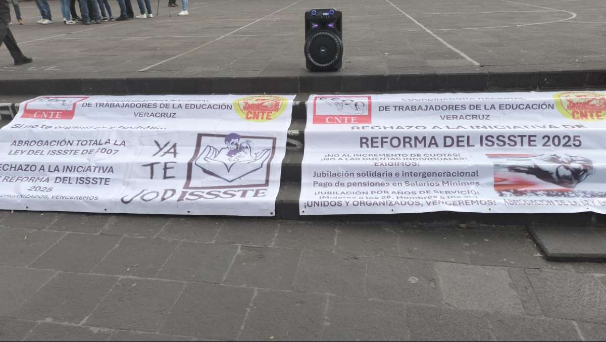 Docentes xalapeños se suman a protesta nacional contra la Ley del ISSSTE