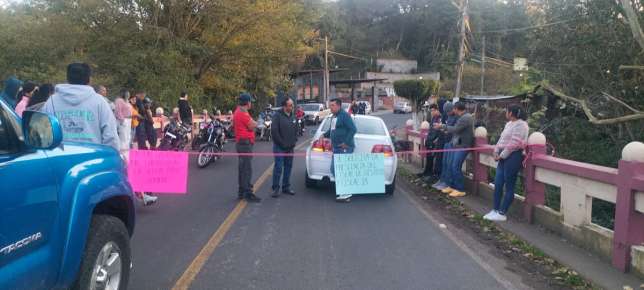 Bloquean por 4 horas la carretera Xalapa-Naolinco-Misantla, familiares de accidentados denuncian que no han cubierto daños y perjuicios a lesionados