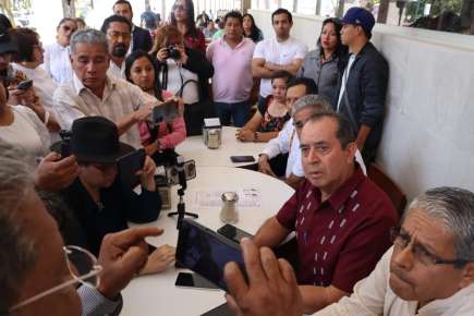Simpatizantes y militantes de Morena, del municipio de Emiliano Zapata, se trasladaron a la ciudad de Xalapa, vinieron a alzar la voz, y a respaldar al aspirante a la presidencia municipal de Emiliano Zapata, Víctor Peña Olavarrieta