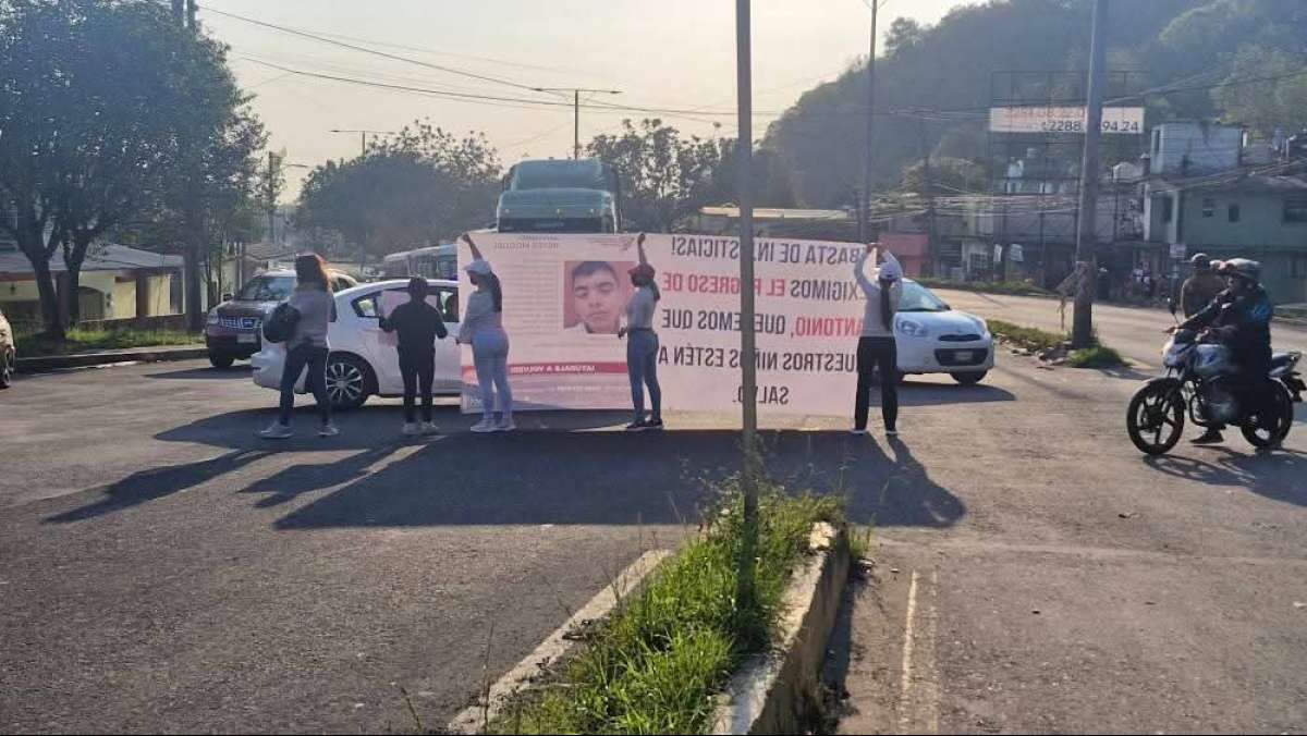 Bloquean el bulevar Xalapa-Banderilla para exigir a la FGE den con el paradero de un menor desaparecido desde la semana pasada
