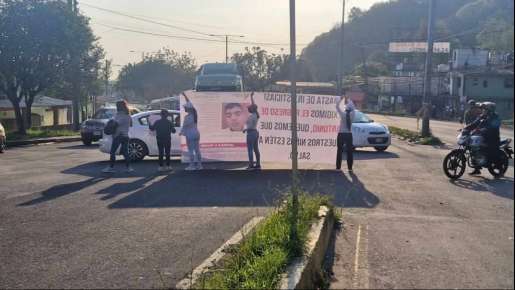 Bloquean el bulevar Xalapa-Banderilla para exigir a la FGE den con el paradero de un menor desaparecido desde la semana pasada