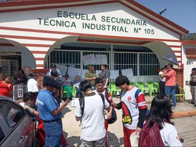Docentes de la Secundaria Técnica 105 de Xalapa paran labores académicas por tiempo indefinido
