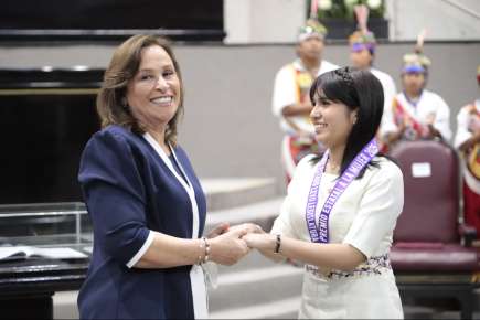 Gobernadora entrega el Premio Estatal a la Mujer a la mejor estudiante del mundo