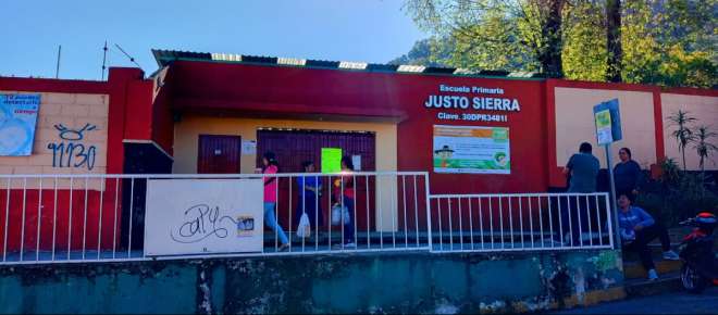 Se manifiestan padres de familia de la Escuela Primaria Justo Sierra de Xalapa por separación de maestros