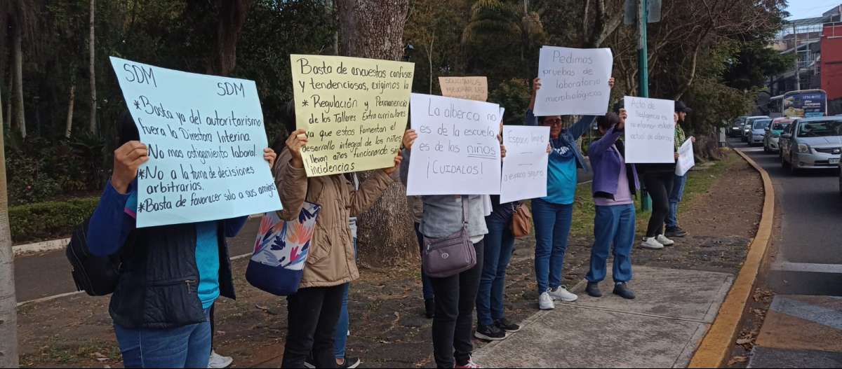 Protestan padres de familia de la primaria Salvador Díaz Mirón de Xalapa