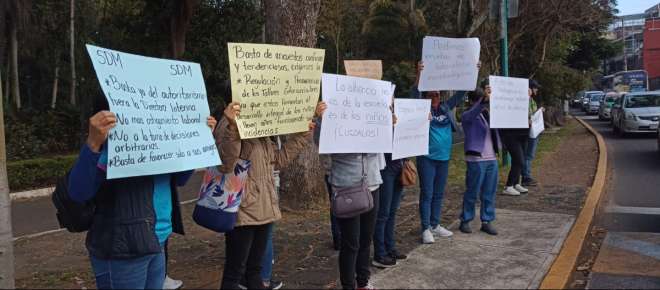 Protestan padres de familia de la primaria Salvador Díaz Mirón de Xalapa