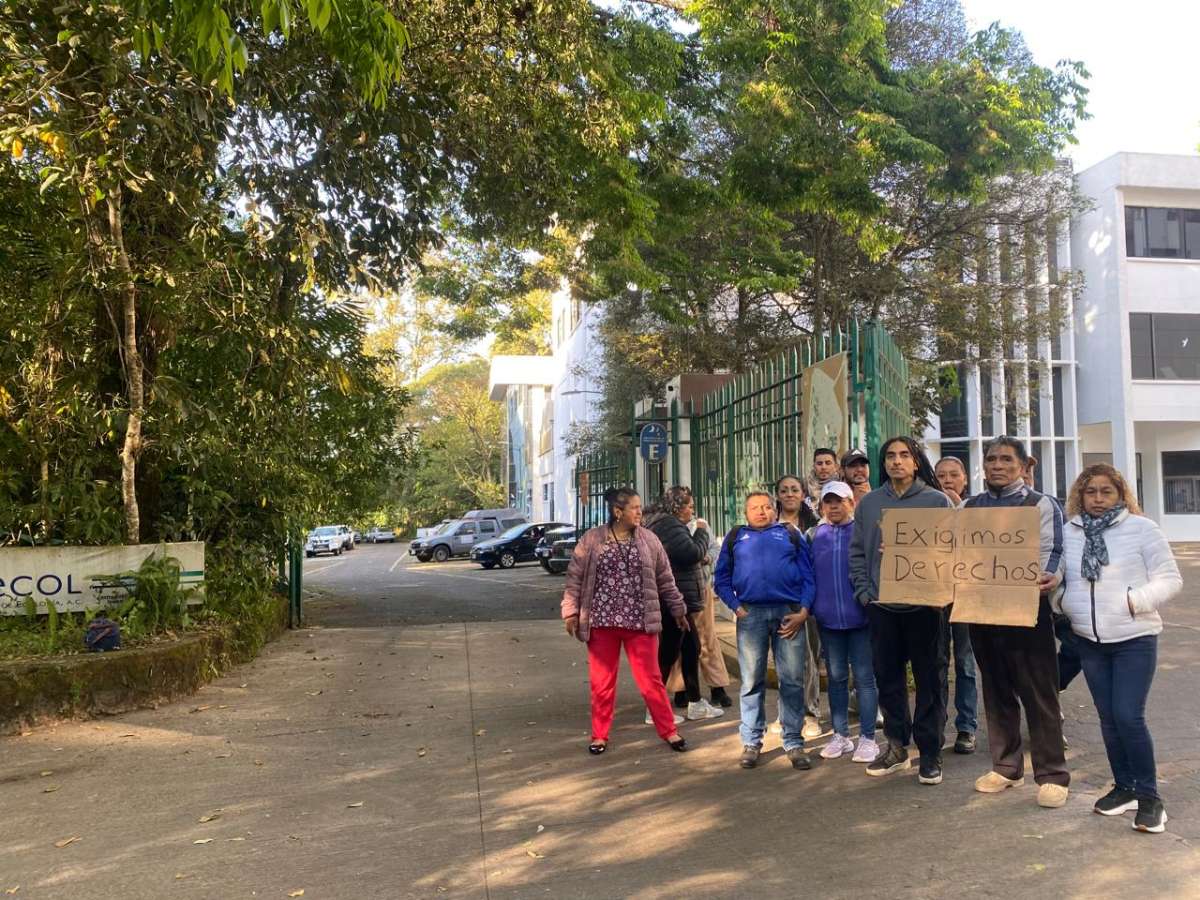 Se manifiestan trabajadores del Inecol, acusan que empresa Vivid Arch corporativo viola derechos laborales