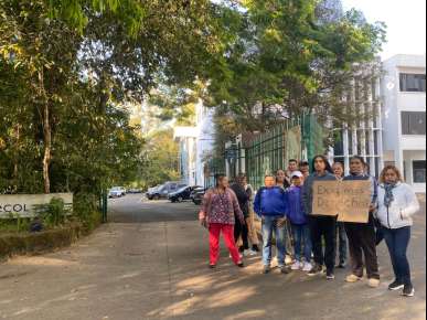 Se manifiestan trabajadores del Inecol, acusan que empresa Vivid Arch corporativo viola derechos laborales