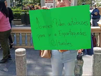 Estudiantes xalapeños bloquean la avenida Enríquez, exige al municipio apoyo para acudir a Espartaqueada Nacional