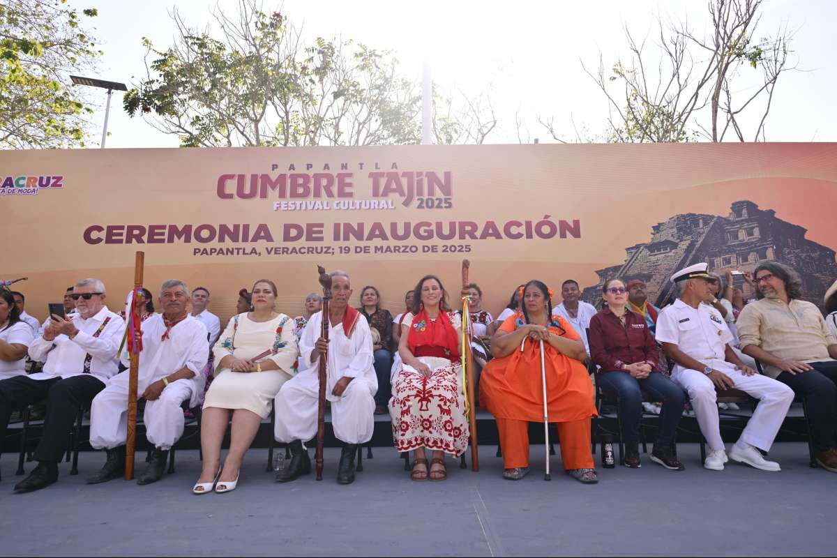 Gobernadora porta con orgullo vestimenta tradicional del Totonacapan, en Cumbre Tajín