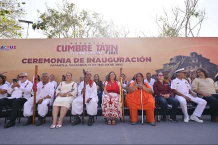 Gobernadora porta con orgullo vestimenta tradicional del Totonacapan, en Cumbre Tajín