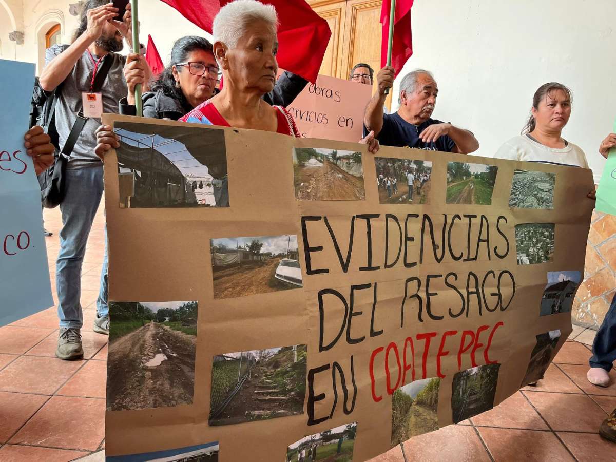 Vecinos de Coatepec acuden a palacio municipal de Coatepec y alcalde en vez de atenderlos les echa la policía
