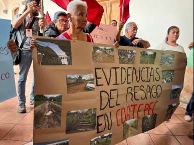Vecinos de Coatepec acuden a palacio municipal de Coatepec y alcalde en vez de atenderlos les echa la policía