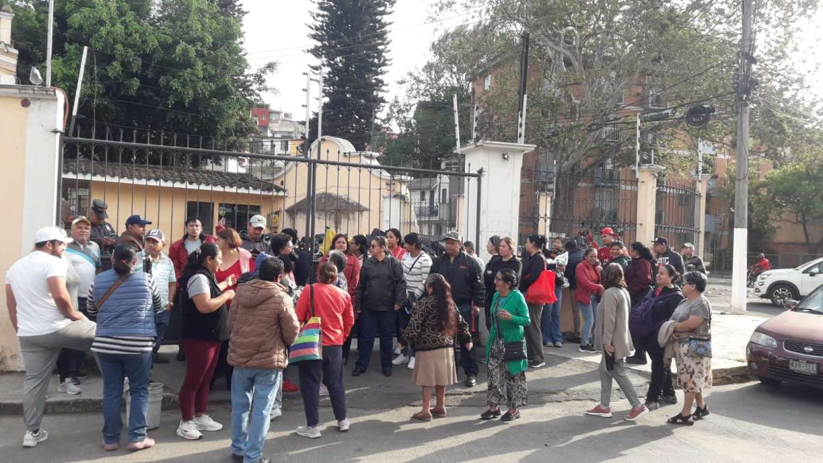 Vecinos de la colonia Nacional de Xalapa se manifiesta en CMAS para exigir el suministro de agua potable