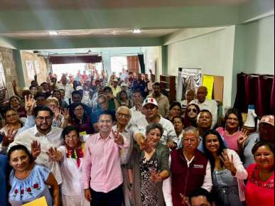 Nacho Luna arropado por integrantes de Casa Morena Coatepec.