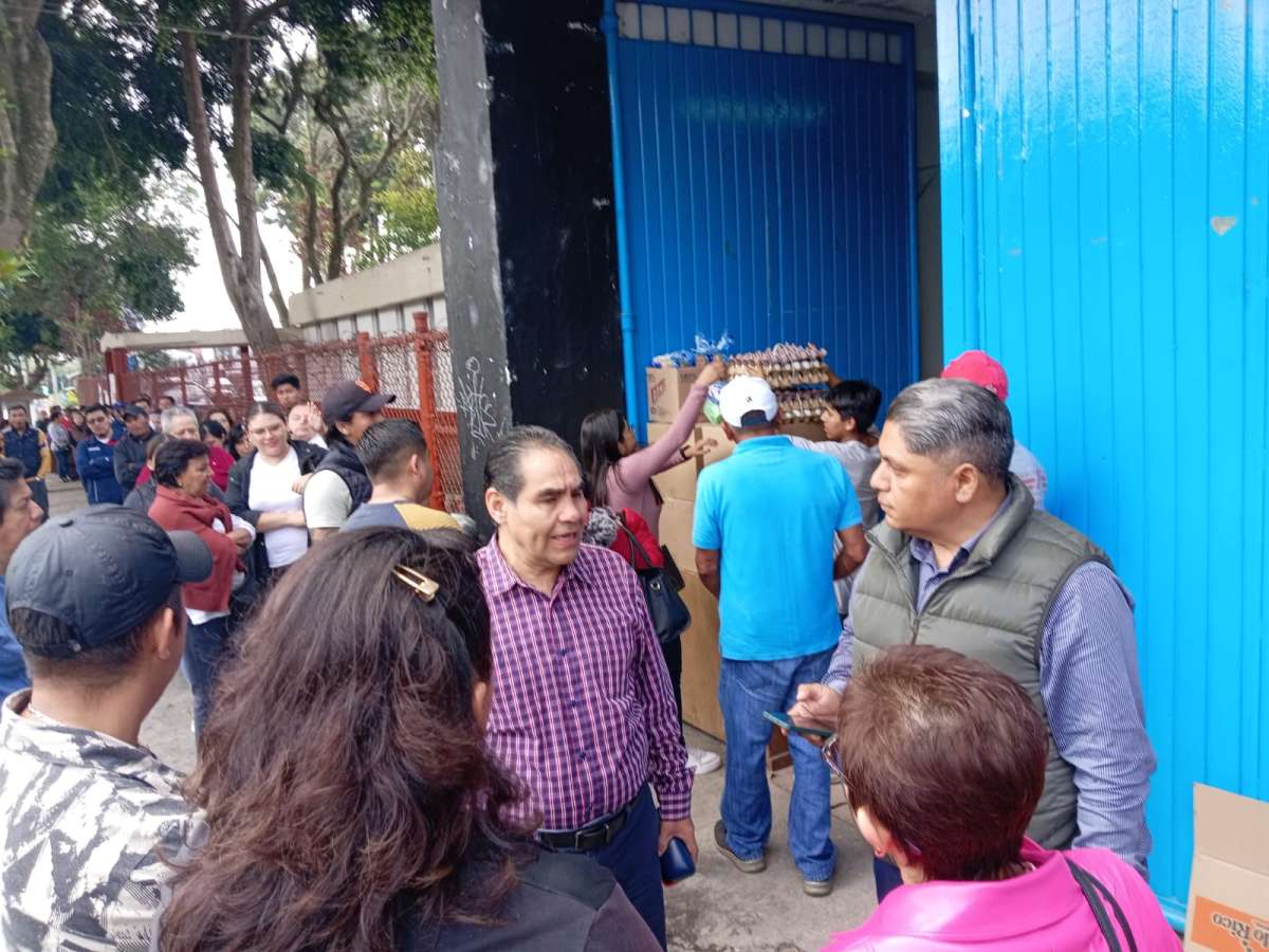 Incumple proveedor de las despensas y empleados municipales de base bloquean Avenida 20 de Noviembre