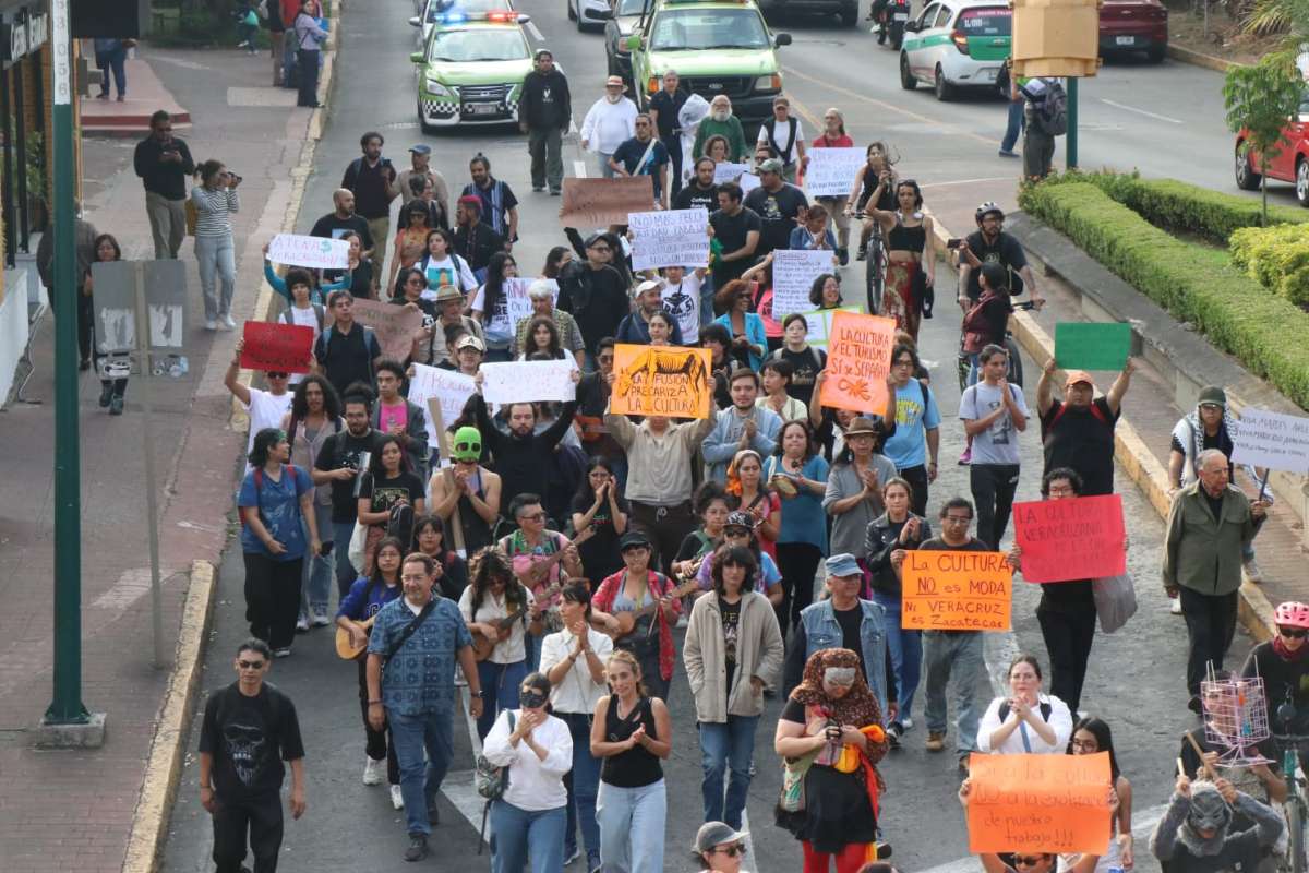 Comunidades artísticas de Xalapa marchan para repudiar decisión de la gobernadora de fusionar la Secretaría de Cultura con la de Turismo