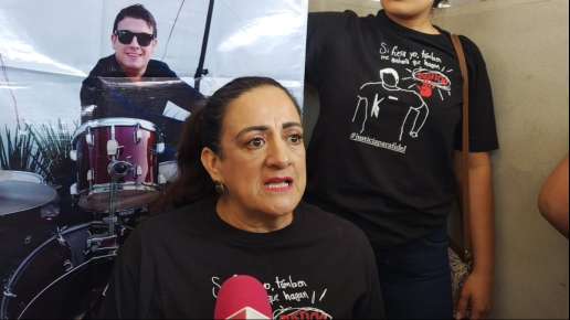 Familiares y amigos de joven asesinado en Yanga, se plantan en Plaza Sebastián Lerdo para exigir justicia