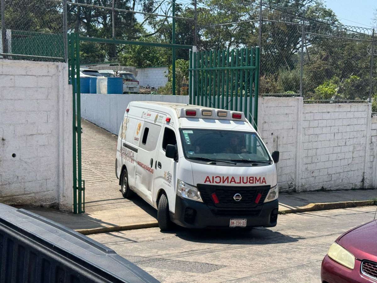 Por el intenso sol alumnos de Escuela Secundaria de Coatepec sufren golpe de calor