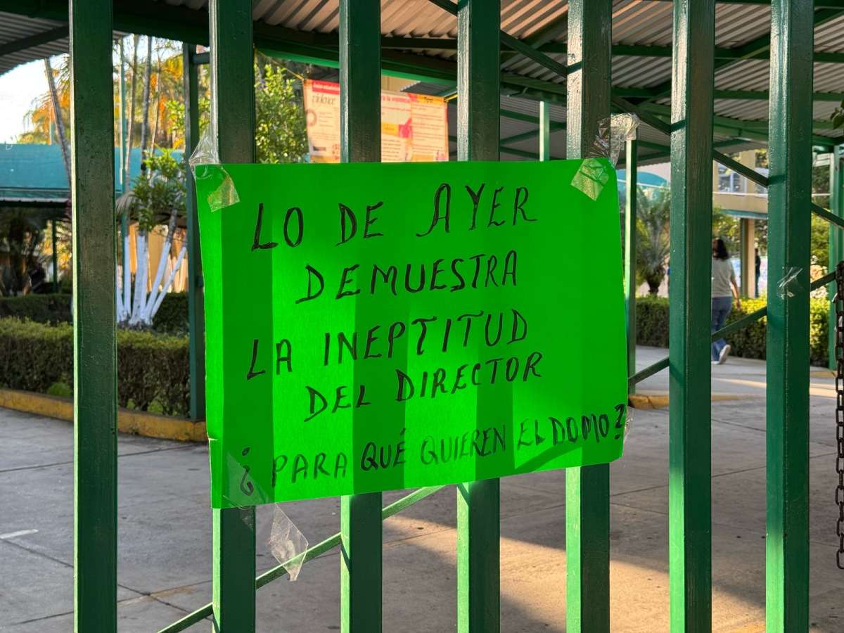 Se manifiestan padres de familia de escuela Secundaria de Coatepec, piden la destitución de su director
