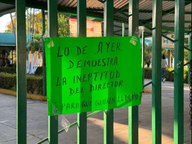 Se manifiestan padres de familia de escuela Secundaria de Coatepec, piden la destitución de su director