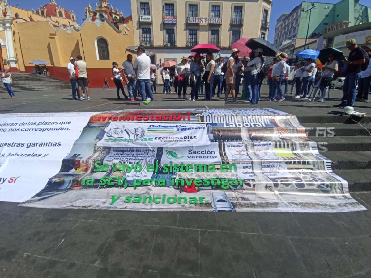 Agremiados del SITEM se manifiestan y piden solucionar conflicto de Secundaria Técnica que lleva 40 días en Veracruz puerto