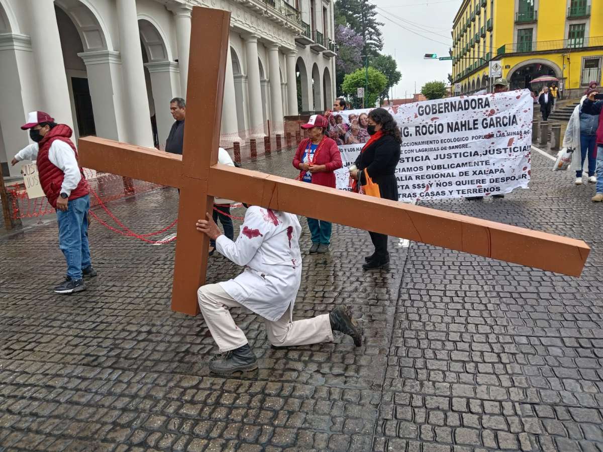 Con procesión, colonos del Fraccionamiento Ecológico Las Minas se manifiestan en el centro de Xalapa