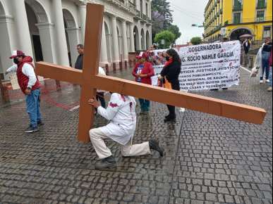 Con procesión, colonos del Fraccionamiento Ecológico Las Minas se manifiestan en el centro de Xalapa