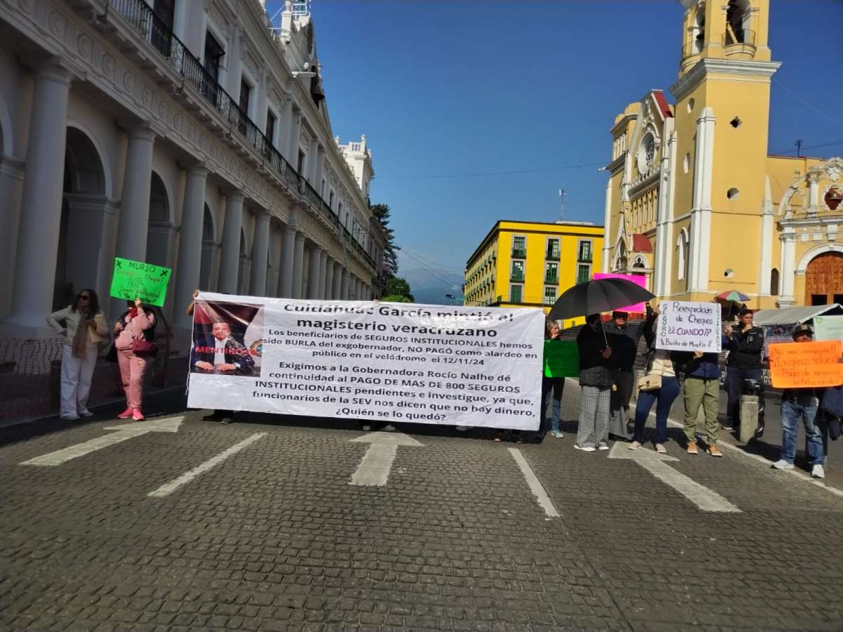 Bloquean el centro de Xalapa jubilados y pensionados de la SEV, acusan que gobierno cuitlahuista no pago seguros de vida institucionales