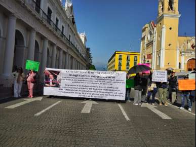 Bloquean el centro de Xalapa jubilados y pensionados de la SEV, acusan que gobierno cuitlahuista no pago seguros de vida institucionales