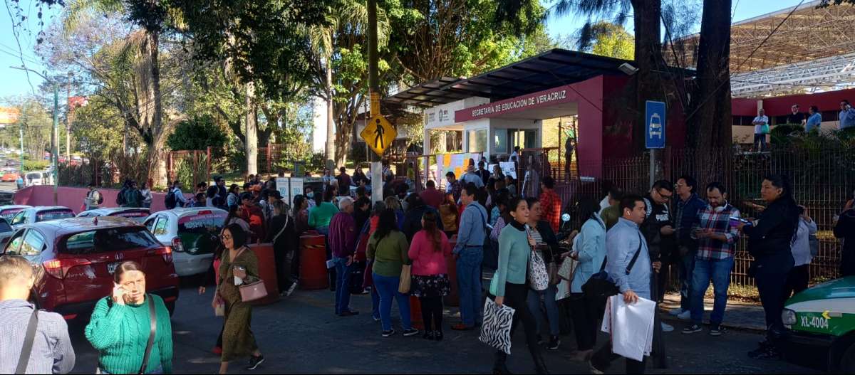 Docentes de nuevo ingreso toman las oficinas centrales de la SEV, exigen la asignación de plazas definitivas
