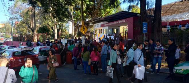 Docentes de nuevo ingreso toman las oficinas centrales de la SEV, exigen la asignación de plazas definitivas