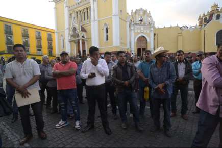 Se vuelven a manifestar autoridades comunitarias de Soledad Atzompa, exigen audiencia con la gobernadora Rocío Nahle