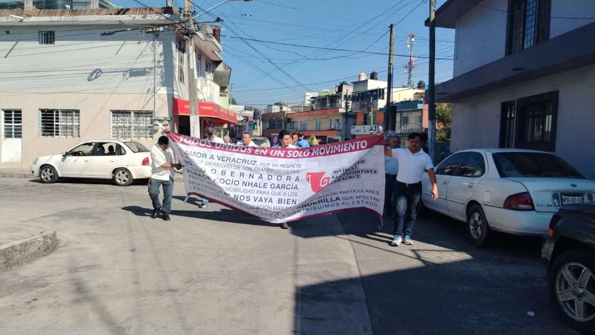 Se manifiestan taxistas del MNT, denuncian competencia desleal de taxis por aplicación
