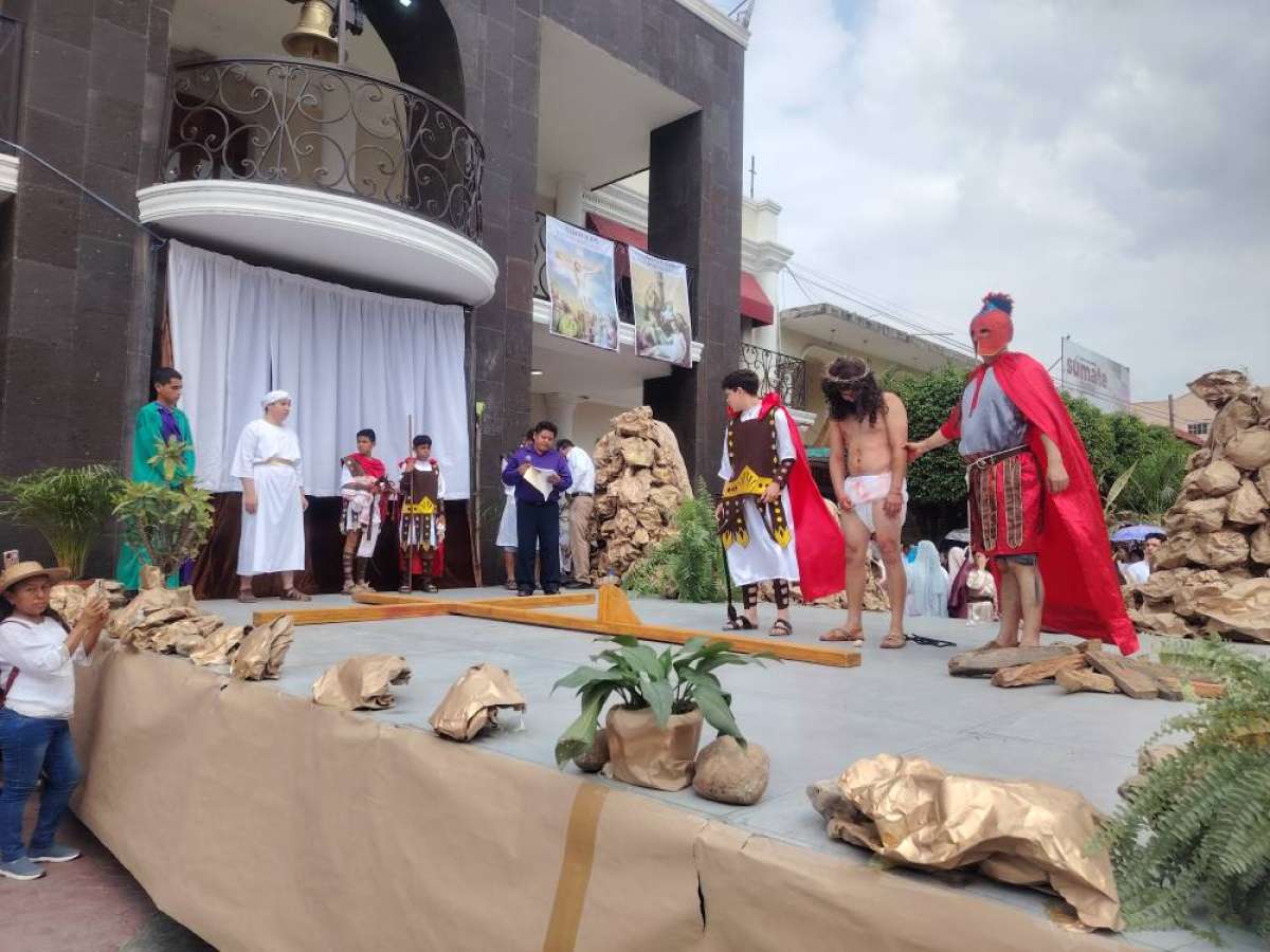 Fieles Católicos Realizan la celebración del viacrucis 2025 en Pánuco