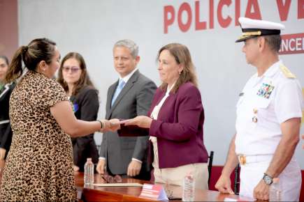 Cumple Rocío Nahle; inicia construcción de viviendas para policías veracruzanos   