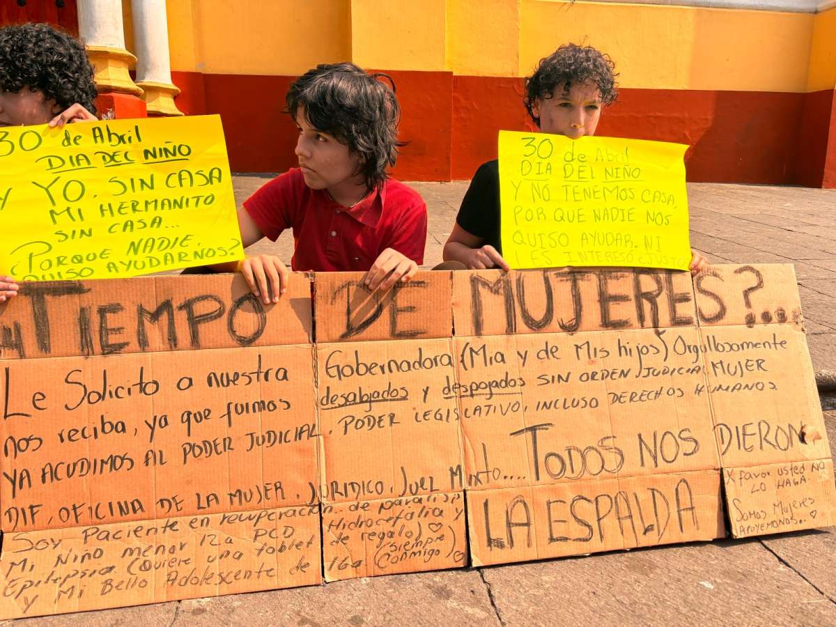 Señora con dos hijos se manifiesta en la Plaza Sebastián Lerdo, pide apoyo a la Gobernadora para conseguir una vivienda