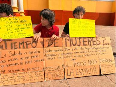 Señora con dos hijos se manifiesta en la Plaza Sebastián Lerdo, pide apoyo a la Gobernadora para conseguir una vivienda