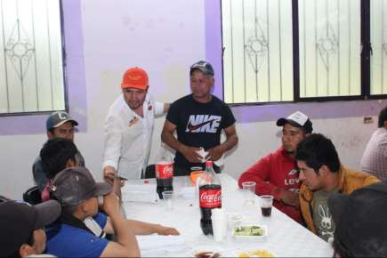 Trabajadores de la construcción escuchan propuestas de Edson Corona, candidato a la alcaldía de Coatepec por MC