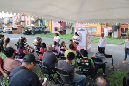 Edson Corona se reúne con vecinos de la unidad habitacional “Casas Geo” en Coatepec